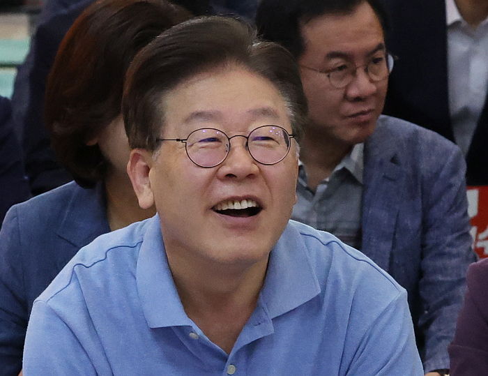 이재명 단식 선언한 날, 윤 대통령은 ‘우럭탕·꽃게찜·회’ 폭풍 먹방