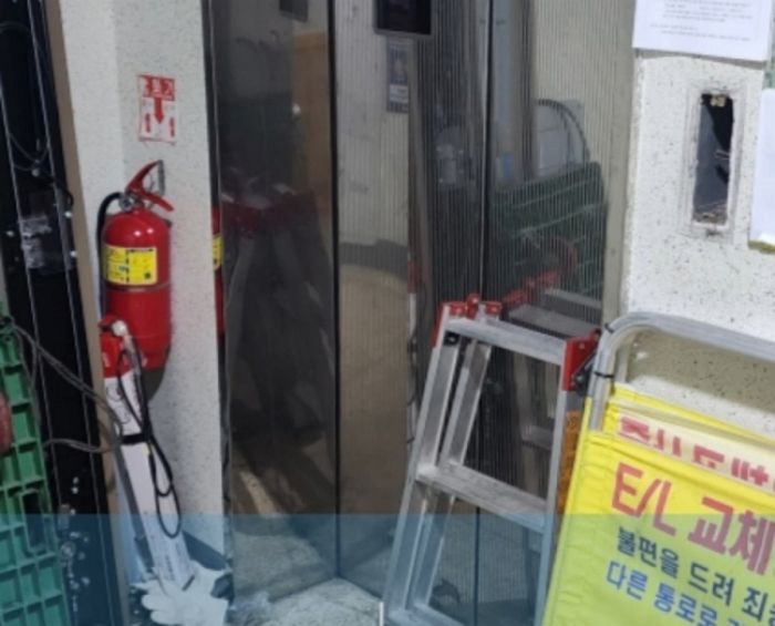 “올라와라 vs 내려와라” 통화 내용 때문에 반응 갈린 ‘엘베 고장 난 9층’ 배달 거부 사건