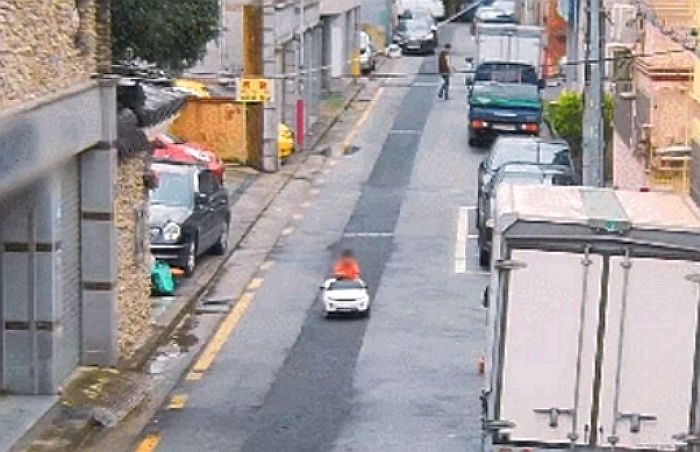 엄마가 한눈판 사이 ‘꼬마자동차’ 타고 도로 나왔다가 경찰한테 딱 걸린 어린이 (영상)