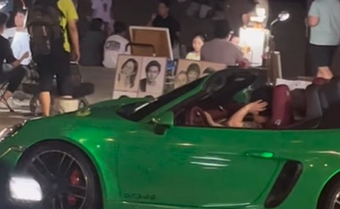 옆자리에 할아버지 태우고 ‘포르쉐 718 박스터’ 타고 나타나 광안리 힙스터 등극한 할머니 (+영상)