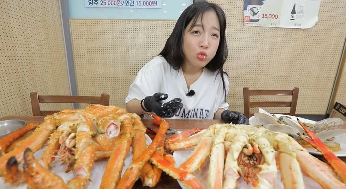 ‘해산물 먹방’으로 비난 받은 쯔양...킹크랩 영상 올리자 “2찍이냐?” 악플 테러당해