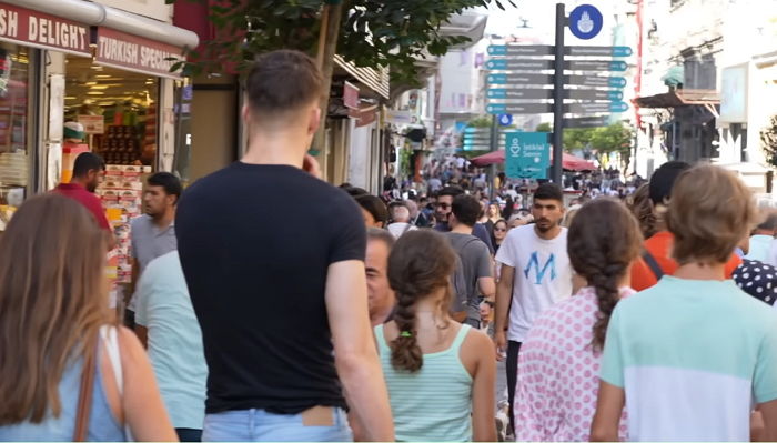 키 193cm인 유튜버가 ‘세계에서 가장 키 큰 나라’에 가면 생기는 일 (영상)