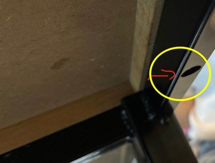 식당 테이블 구멍에 손가락 넣었다가 ‘긁힌’ 아이...부모는 “배상해달라” 요구