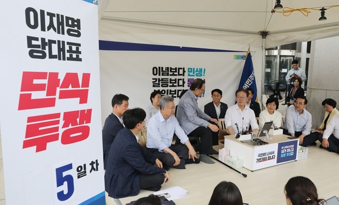 단식 5일차 이재명, 보온병 논란 휩싸여...“사골국물 들었냐”