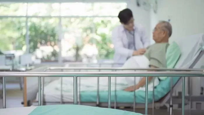 침대에 양팔 결박된 70대 환자 입에 ‘테이프’ 붙여 봉해버린 간병인