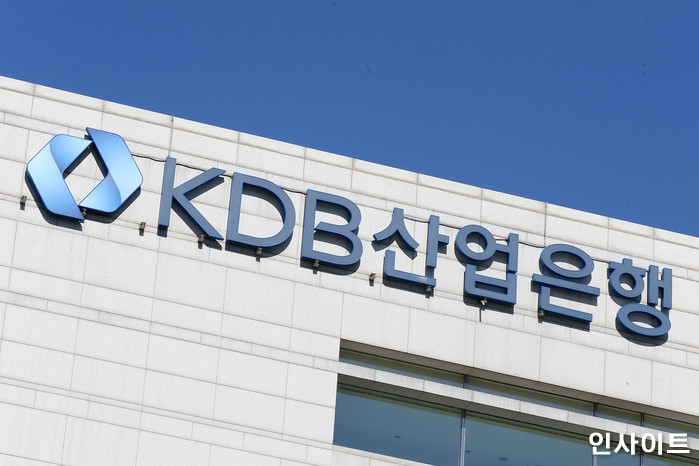 평균 1억 넘는 고연봉 포기하고 2030 직원들 ‘줄퇴사’ 하고 있다는 은행 (+이유)