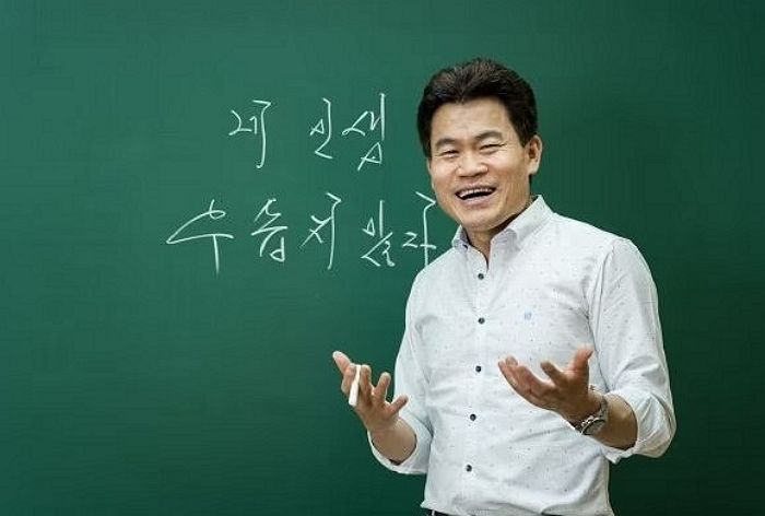 한국사 ‘일타강사’ 전한길, 홍범도 흉상 이전에 입장 안 냈다고 “2찍이냐” 공격 당해