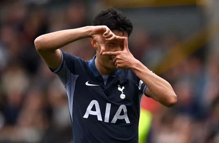 자기 앞에서 ‘골 세리머니’ 하는 손흥민에게 손가락욕 대신 박수 쳐준 번리 소녀팬 (영상)