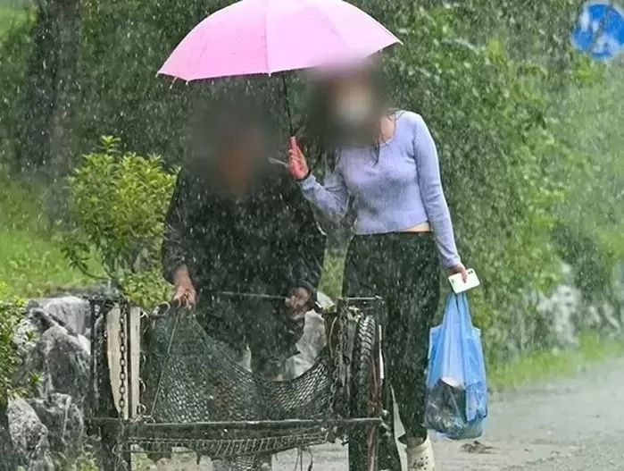 폐지 줍는 노인 우산 씌워주는 여성 사진 두고 “도촬이다” 몰아가는 여초 커뮤