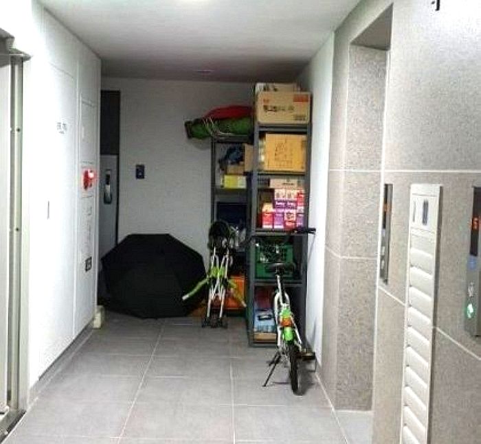 아파트 복도에 진열대 설치한 이웃...“자기 집 앞이니 괜찮아 vs 민폐甲”