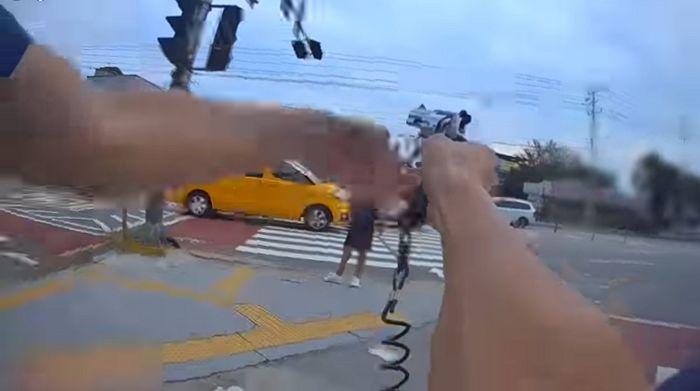 흉기 든 남성 포착한 경찰, 테이저건 대신 진짜 ‘권총’ 꺼내 제압했다 (영상)