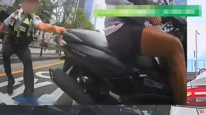 경찰 매달고 10m 질주한 ‘무 번호판’ 오토바이...결국 무거운 처벌 받았다 (영상)