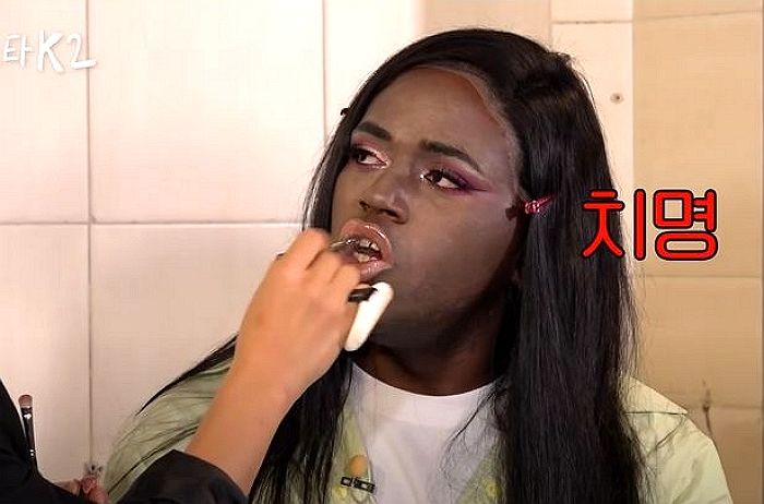 가발 쓰고 ‘카디비’ 메이크업 받으니까 여동생하고 똑같이 생긴 조나단 (영상)