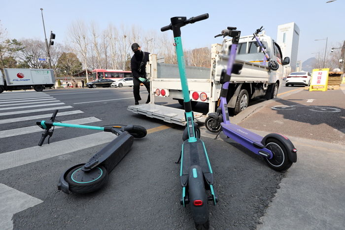 “파리에선 이미 퇴출된 전동 킥보드, 우리나라도 없애주세요”...10대 중 6대가 ‘인도 침범’한다