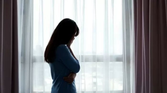 휴대폰 줄로 묶어 아래층에 사는 20대 여성 훔쳐보다 딱 걸린 60대 남성