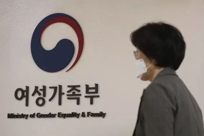 여가부, 초중고 성인권 교육 폐지...“성교육 필요하다 vs 페미강사 문제였으니 잘됐다”