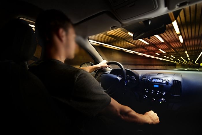 “같이 죽자”며 시속 97km 과속운전하다 사고 나자 다친 여친 두고 혼자만 달아난 남자친구