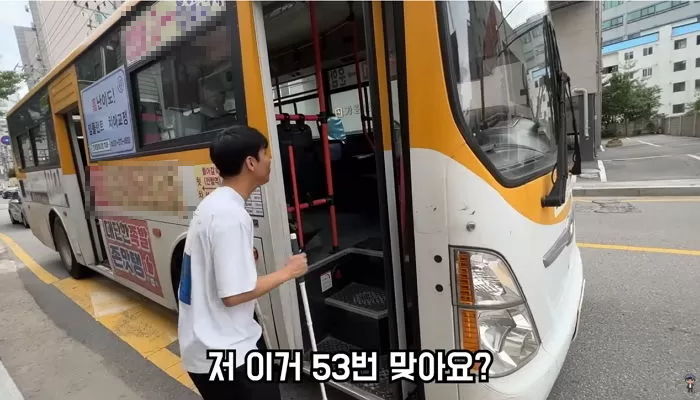 시각장애인이 버스정류장에서 서성이는 거 뻔히 보고도 문 안 열어준 오산 버스기사 (영상)
