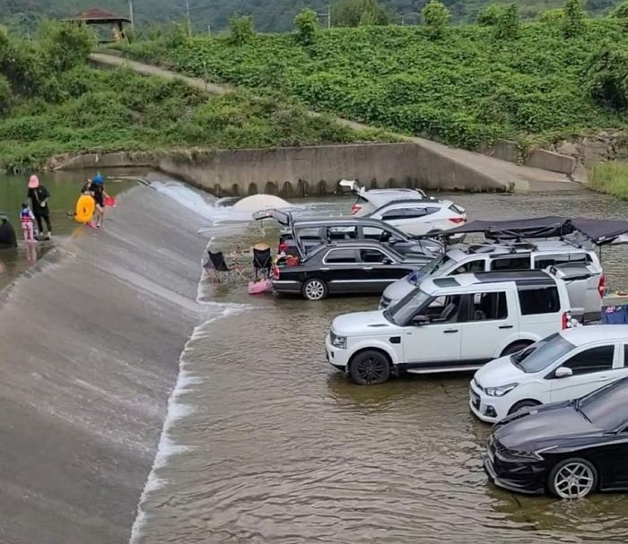 덥다고 계곡물 안에 주차하고 ‘차박’하는 요즘 무개념 캠핑족들
