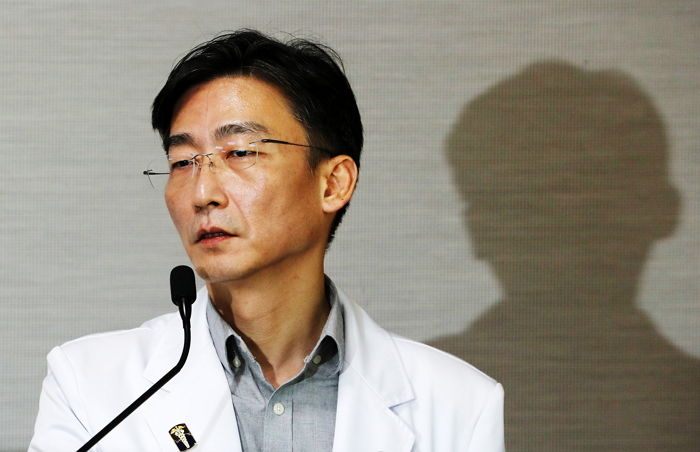 “난 연예인 아냐”...학생의 사인 요청 거절 뒤 지갑서 10만원 꺼내 밥값 줬던 이국종 교수