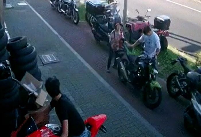 CCTV 있는 줄도 모르고 오토바이 뒤로 달려든 ‘자해공갈’ 할머니 (영상)