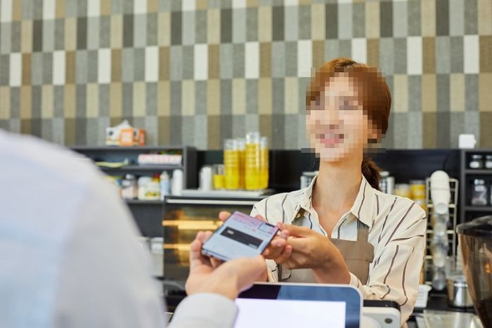 “카드 결제하는데 ‘잔액 부족’이라고 큰소리로 말하는 알바생, 너무 센스 없는 거 아닌가요?”