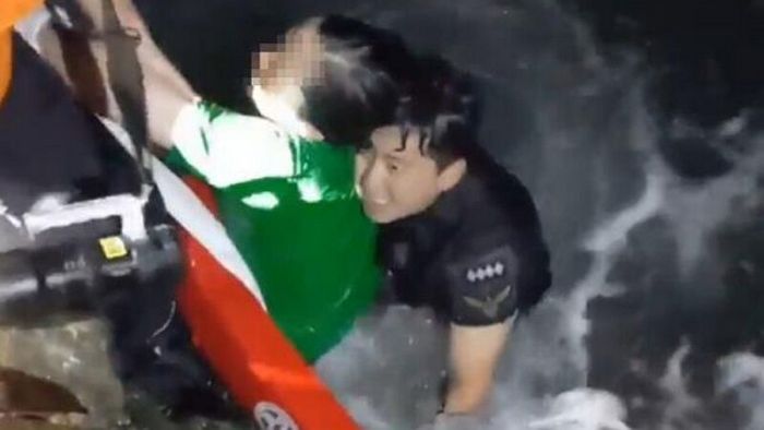 “살려주세요”... 한밤중 바다에 빠진 여성 맨몸으로 뛰어들어 구조한 남성의 정체