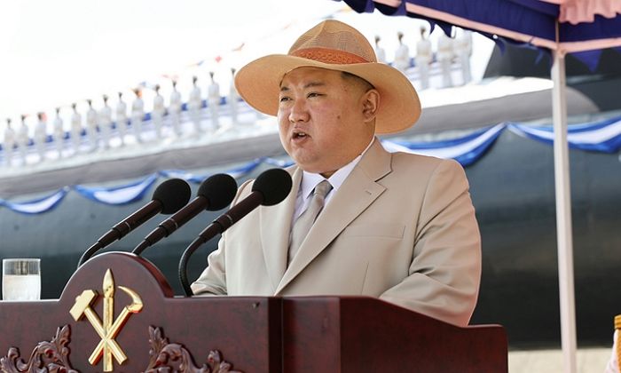 “원피스 보고 왔나?”...갑자기 밀짚모자 쓰고 선박 위에 오른 김정은