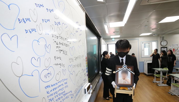 “선생님 목숨도 자르는 곳”...‘극단 선택’ 대전 교사 가해 학부모 미용실도 테러 당해