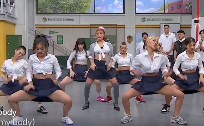 섹시 댄스 췄다가 ‘억지 공격’ 당하는 화사...방송서 교복 입고 ‘쩍벌춤’ (+영상)