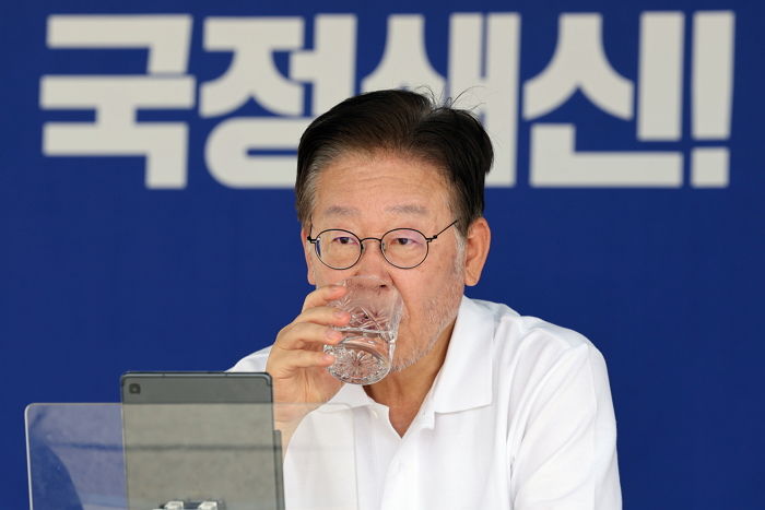 ‘후쿠시마 오염수’ 방류 일주일 뒤 열린 목포 집회...이재명, 횟집서 해산물 먹방