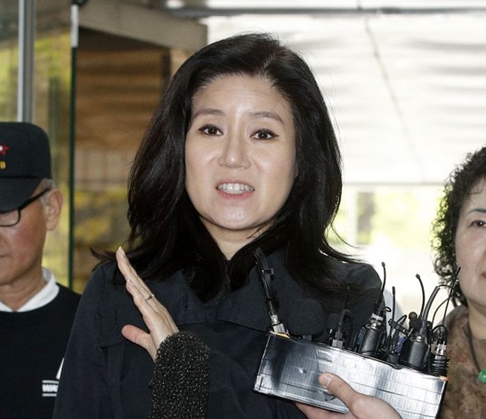 박소연 전 ‘케어’ 대표, ‘소주병’ 들고 경찰차 막았다가 체포