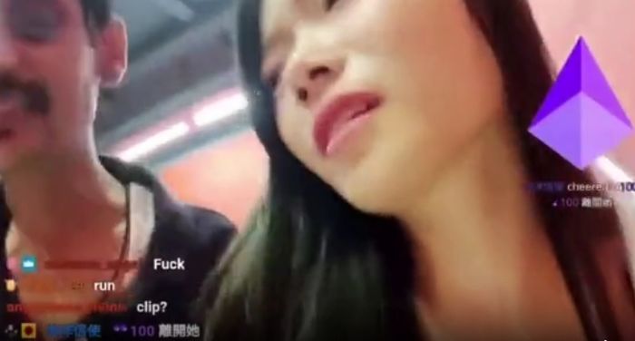 실시간 야외 방송 중 인도 남성에게 ‘백허그 성추행’ 당한 여성 스트리머