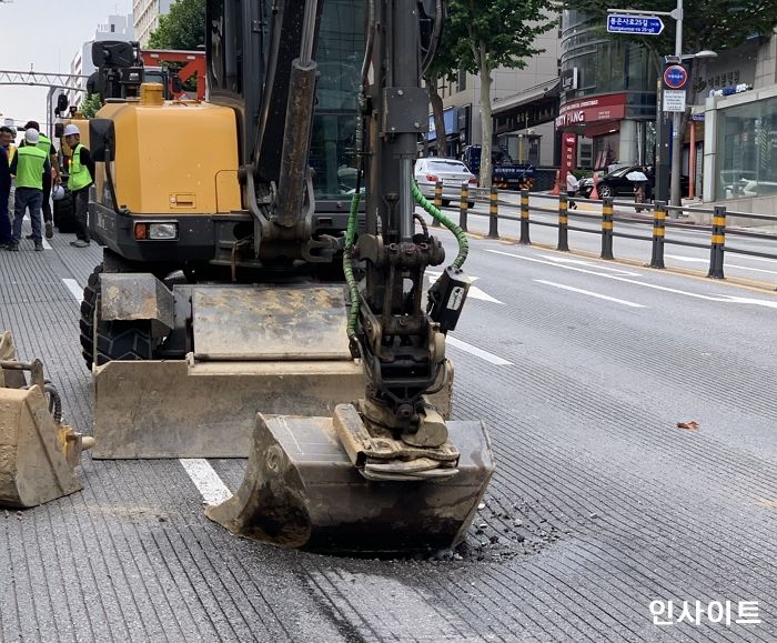 “강남 도로 한복판 깊이 3m 포트홀 발생”...교보타워→차병원 전면통제