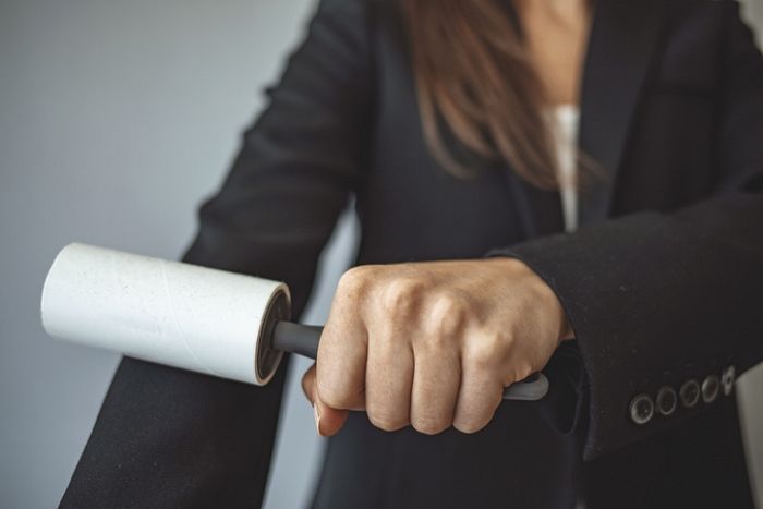 딸 같다던 여직원 가슴에 먼지 제거 ‘돌돌이’ 들이밀며 성추행한 회사 대표