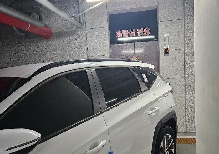 병원 응급실 입구 막은 SUV에 스티커 붙였더니 ‘재물손괴죄’로 고소한 주차 빌런