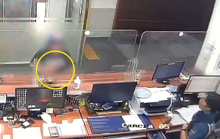 지구대에 난입해 흉기 휘두르는 20대 여성 ‘삼단봉’으로 때려잡은 경찰 (+영상)