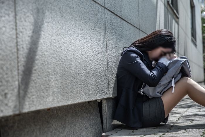 성폭력 가해 학생 데리고 피해 여학생 찾아가 선처 부탁한 상담 교사