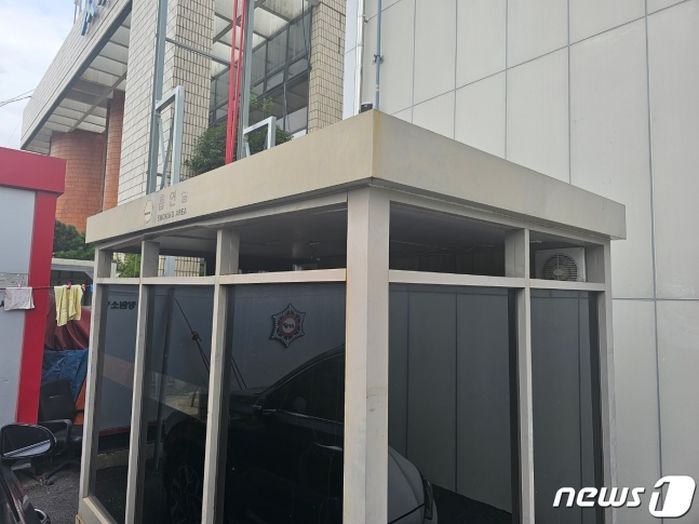 소방관들 위해 만든 ‘흡연실’ 집에 몰래 가져간 소방서장 근황