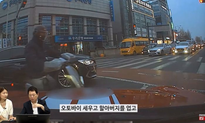 횡단보도 못 건넌 할아버지 보이자 바로 노인 들쳐업고 뛴 ‘배달 라이더’