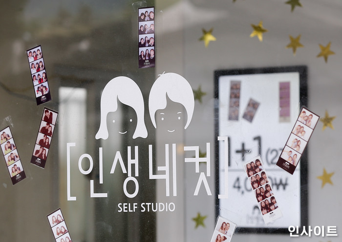 요즘 인기인 ‘네 컷 사진’ 부스에서 속옷까지 벗고 노출 사진 찍는 사람들