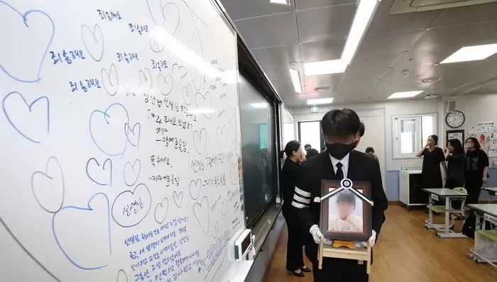 숨진 대전 교사 동료 “똥침 당하고도 참았는데...가해 학부모, 계속 거짓말 중”