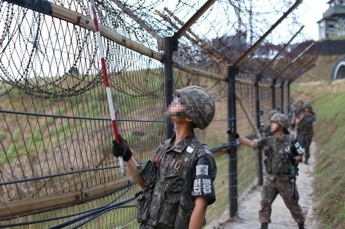 강원 ‘DMZ’ 부대 뚫렸다...민간인, 침입 후 도주