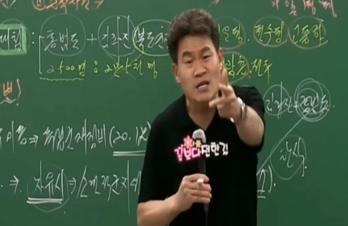 “2찍이냐”라던 악플러들에게 ‘홍범도 특별강의’ 제작해 팩트 폭행한 한국사 강사 전한길