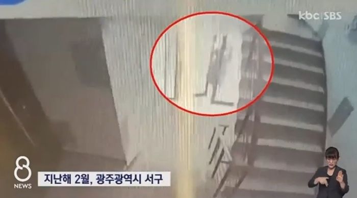 2층 미용실 가던 손님, 1층서 넘어졌는데...“미용실, 2천만원 내놔라” (+사고영상)