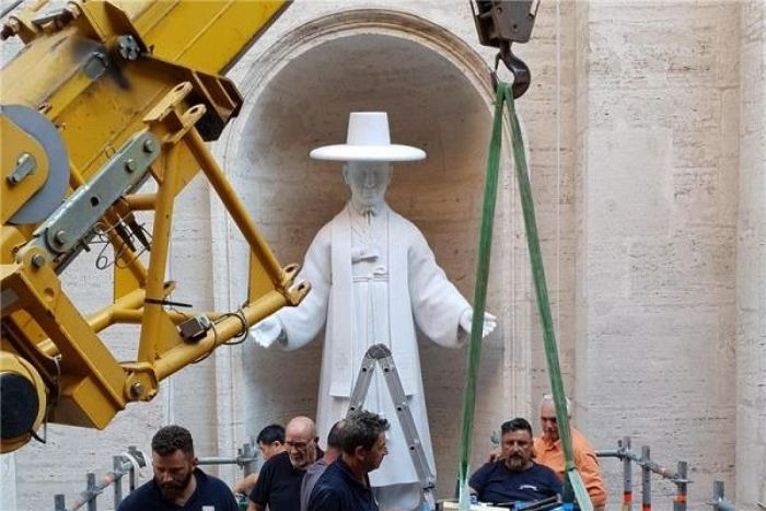 ‘가톨릭의 성지’ 바티칸에 갓 쓰고 도포 입은 ‘김대건 신부 성상’ 세워졌다...아시아인 최초