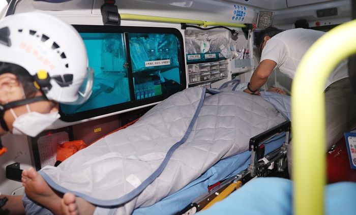 ‘단식 19일째’ 이재명, 건강 악화로 병원행