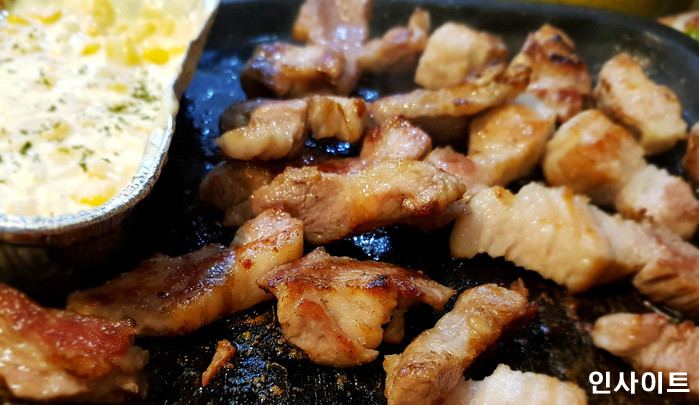 “음식점 들어와 30분만에 삼겹살 10인분 먹고 튄 청년을 공개수배합니다”