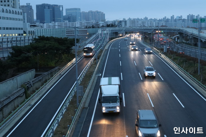 한밤중 ‘강변북로’ 달리던 승합차 조수석에서 문 열고 뛰어내렸다가 사망한 40대 여성