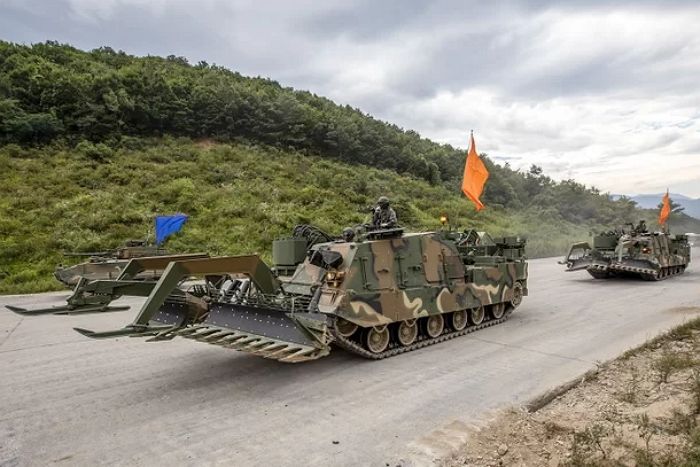 러시아와 전쟁중인 우크라에 한국이 지원하는 지뢰제거 병기 ‘코뿔소’ (ft. 국산 전차 )